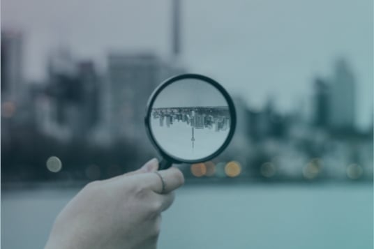 Met het vergrootglas inzoomen en de skyline ondersteboven keren